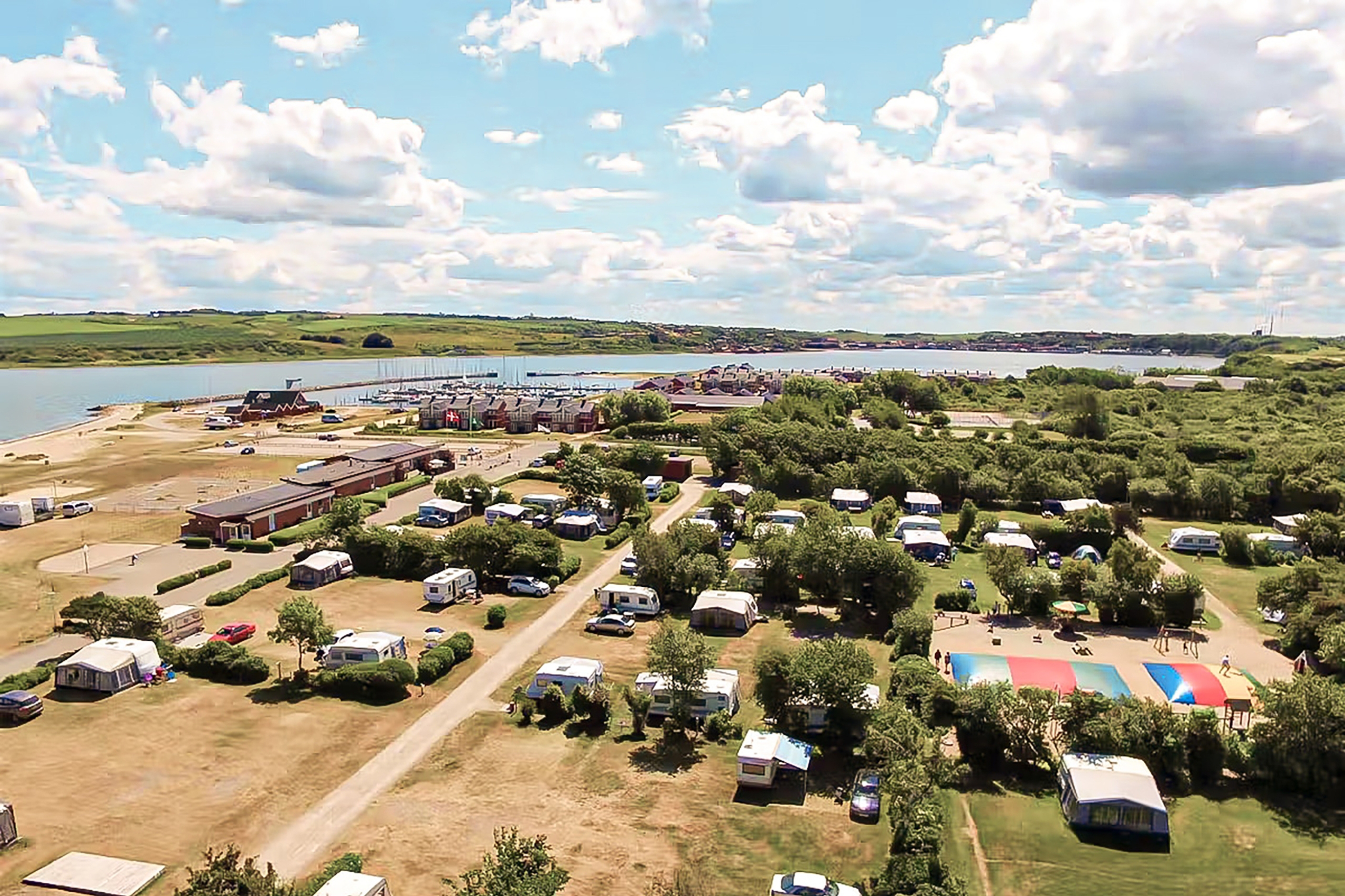 Lemvig Strand Camping ligger kun 2 kilometer fra havnen. Copyright: Lemvig Strand Camping